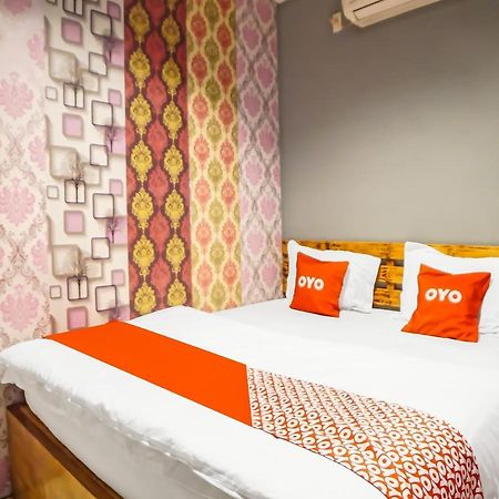 Oyo 990 Stadion Residence Syariah Medan Esterno foto