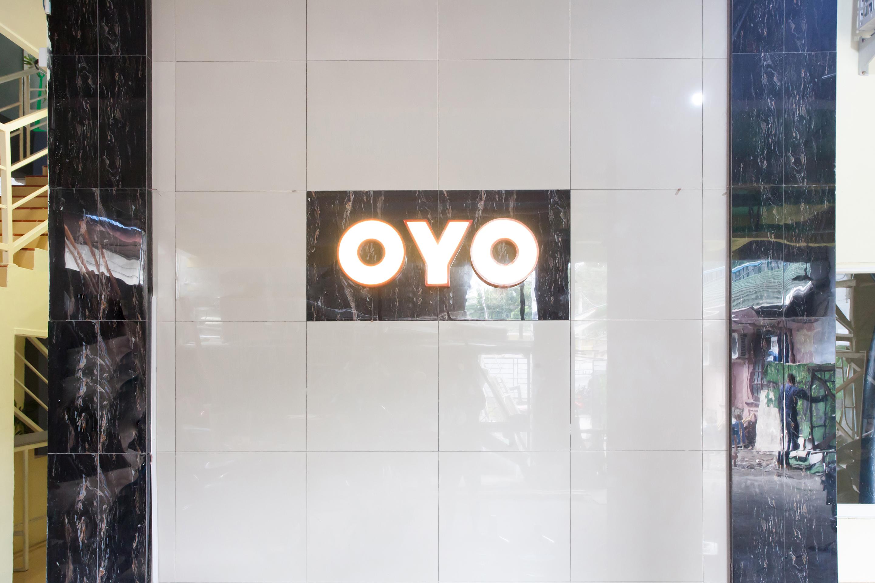 Oyo 990 Stadion Residence Syariah Medan Esterno foto