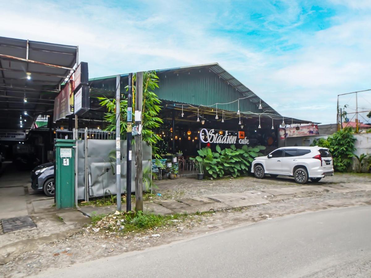 Oyo 990 Stadion Residence Syariah Medan Esterno foto