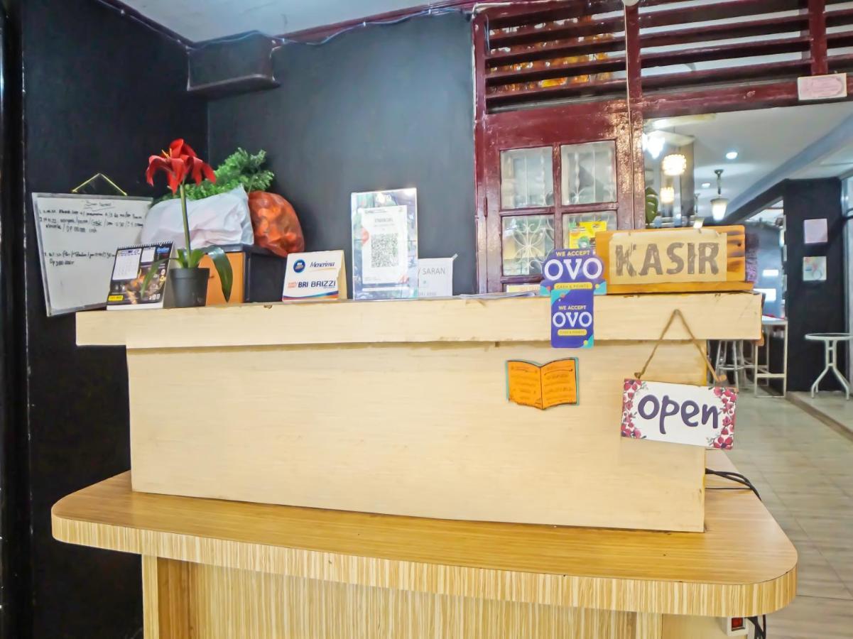 Oyo 990 Stadion Residence Syariah Medan Esterno foto