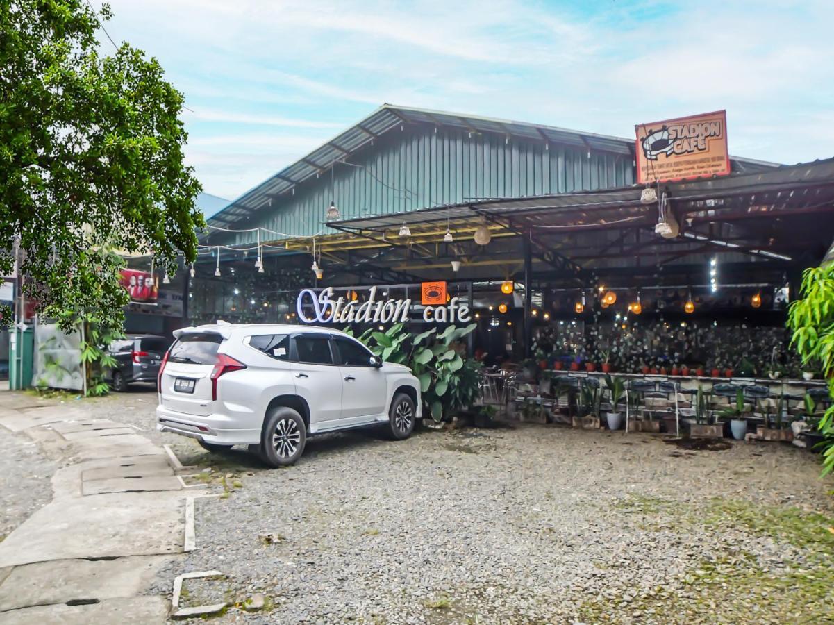 Oyo 990 Stadion Residence Syariah Medan Esterno foto