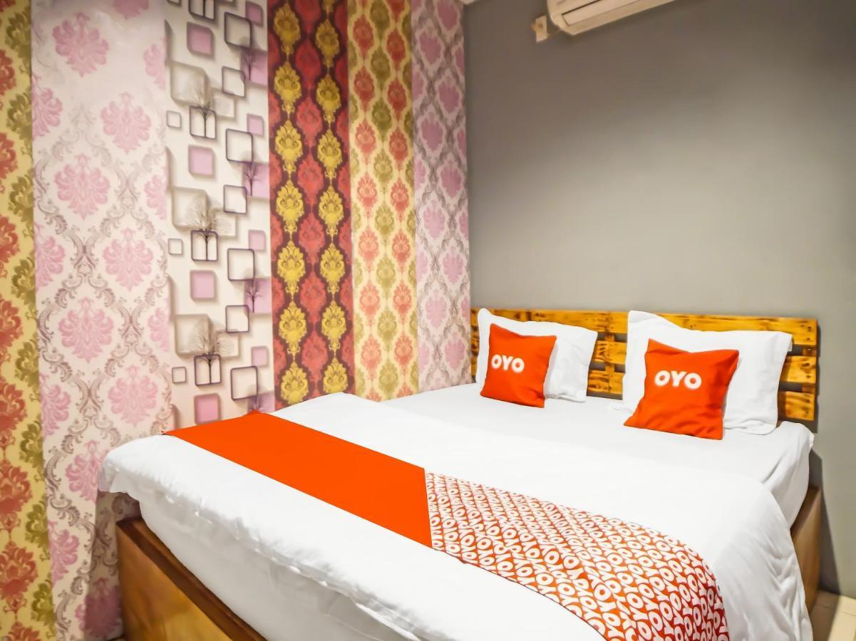 Oyo 990 Stadion Residence Syariah Medan Esterno foto