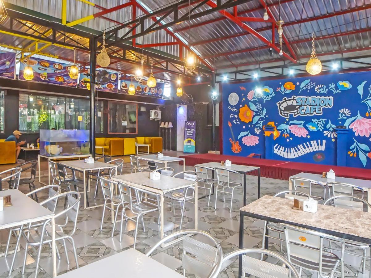 Oyo 990 Stadion Residence Syariah Medan Esterno foto