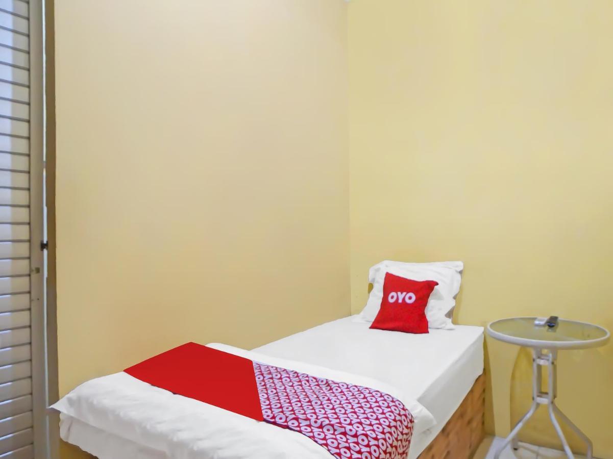 Oyo 990 Stadion Residence Syariah Medan Esterno foto
