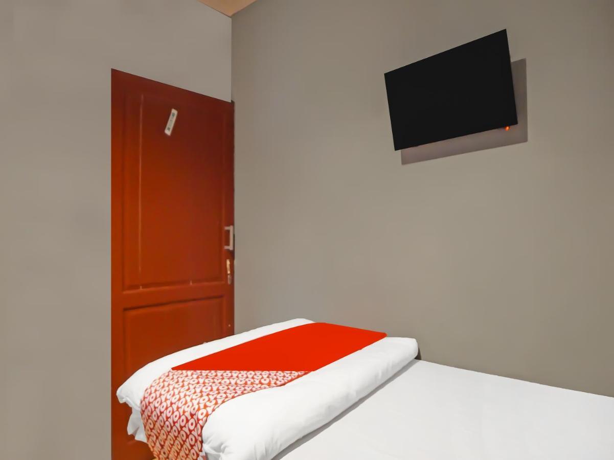 Oyo 990 Stadion Residence Syariah Medan Esterno foto