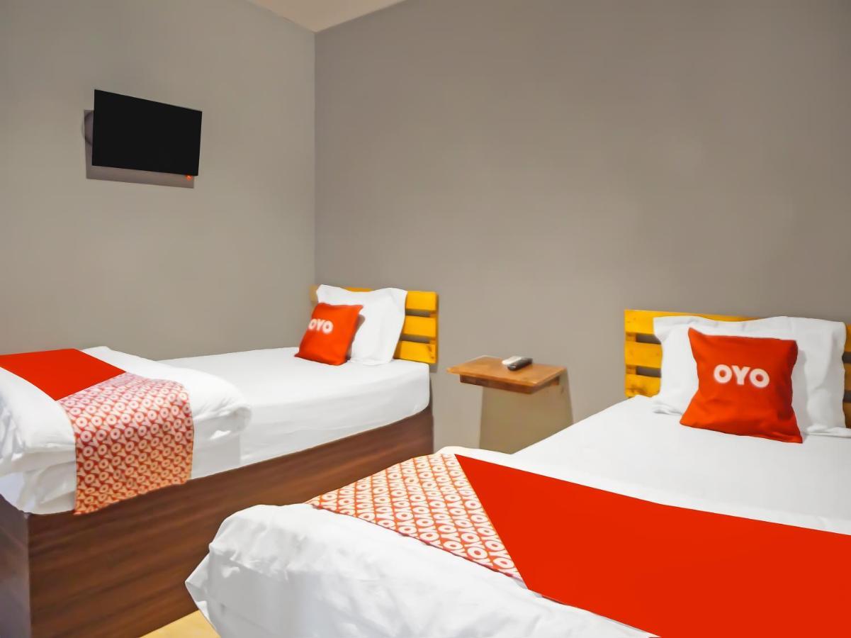 Oyo 990 Stadion Residence Syariah Medan Esterno foto