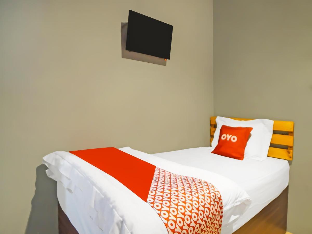 Oyo 990 Stadion Residence Syariah Medan Esterno foto