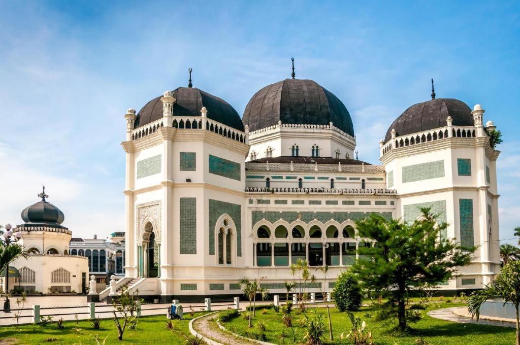 Oyo 990 Stadion Residence Syariah Medan Esterno foto